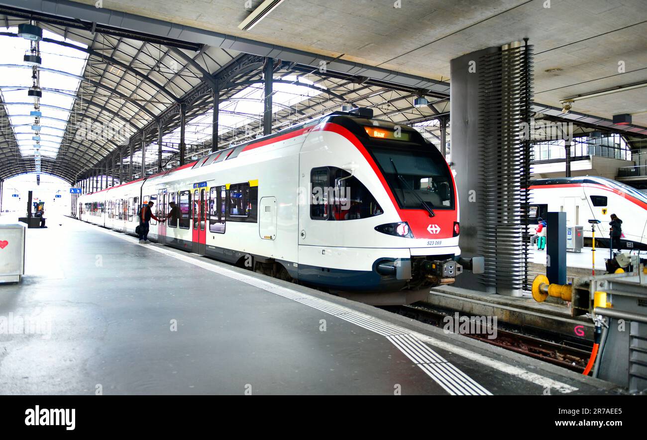 Suisse- 17 mai ,2023 : parking des trains sur la gare de la plate-forme à Lucern Banque D'Images