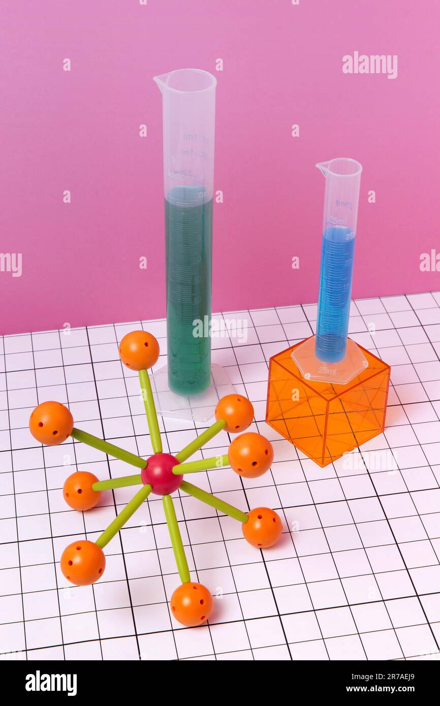 Une image rapprochée de l'équipement de laboratoire scientifique, comprenant un tube à essai et un flacon rempli de divers liquides, utilisé pour les expériences scientifiques Banque D'Images
