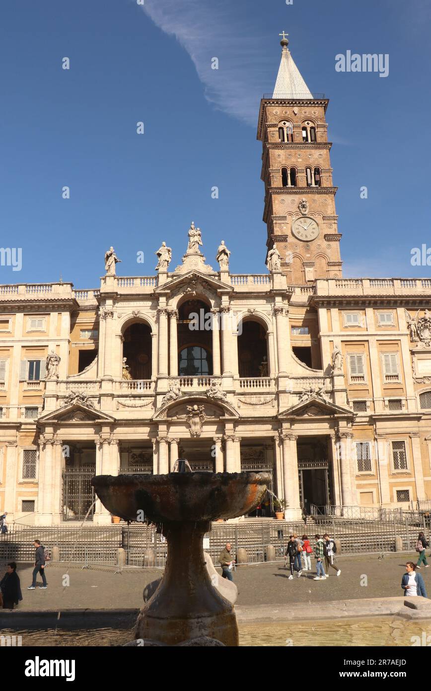 Basilique Sainte-Marie façade majeure sur la place avec fontaine à Rome, Italie, avril 22 2023 Banque D'Images