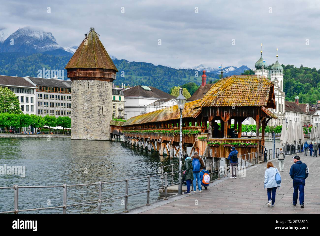 Lucern- 17 mai ,2023 : magnifique ville historique de Lucerne avec son célèbre pont de la chapelle et sa tour d'eau, en Suisse Banque D'Images