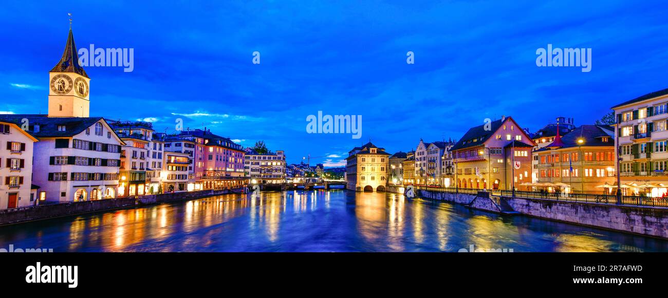 Belle vue nocturne du centre historique de Zurich, Suisse. Banque D'Images