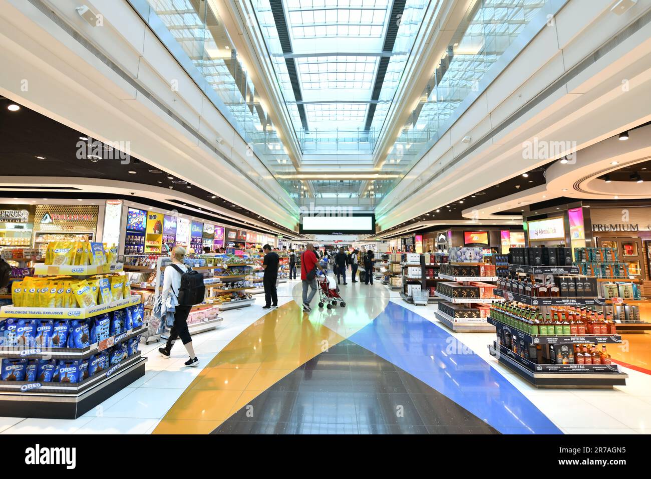 DUBAI- May14,2023 :Interior of Dubai Duty Free est la plus grande opération de vente au détail d'un aéroport au monde à l'aéroport international de Dubaï Banque D'Images