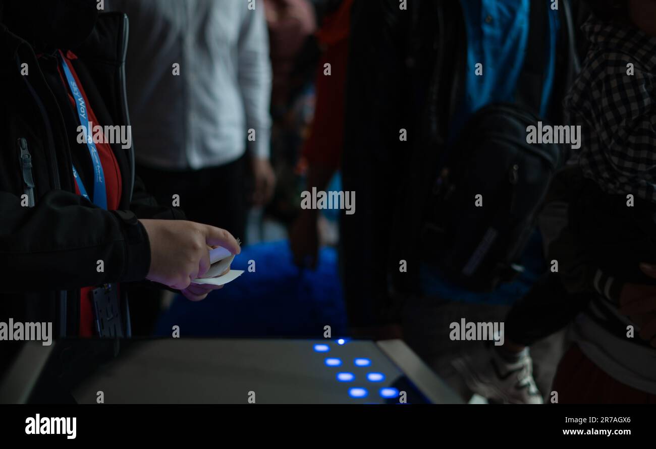 Les mains d'une personne détiennent des billets d'Awana Skyway. Genting Highlands, Pahang, Malaisie. Banque D'Images