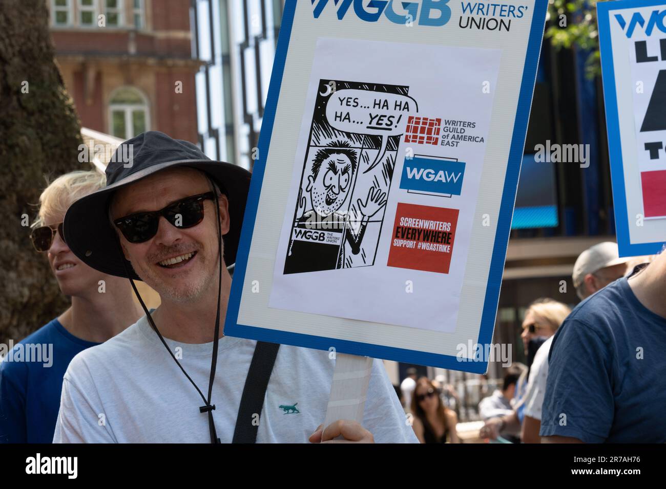 Londres, Royaume-Uni. 14 juin 2023. Les membres de Writerss' Guild GB se rassemblent dans le quartier du cinéma de Londres à Leicester Square en solidarité avec leurs homologues en grève dans la Writerss' Guild of America (WGA), qui représente les travailleurs du cinéma, de la télévision, de la radio et des médias en ligne. Les membres de l'AGW sont en grève depuis le 2 mai 2023 dans le cadre d'un différend salarial avec l'Alliance des producteurs de films et de télévision. Le rassemblement a été l'occasion d'une journée mondiale de solidarité. Crédit : Ron Fassbender/Alamy Live News Banque D'Images