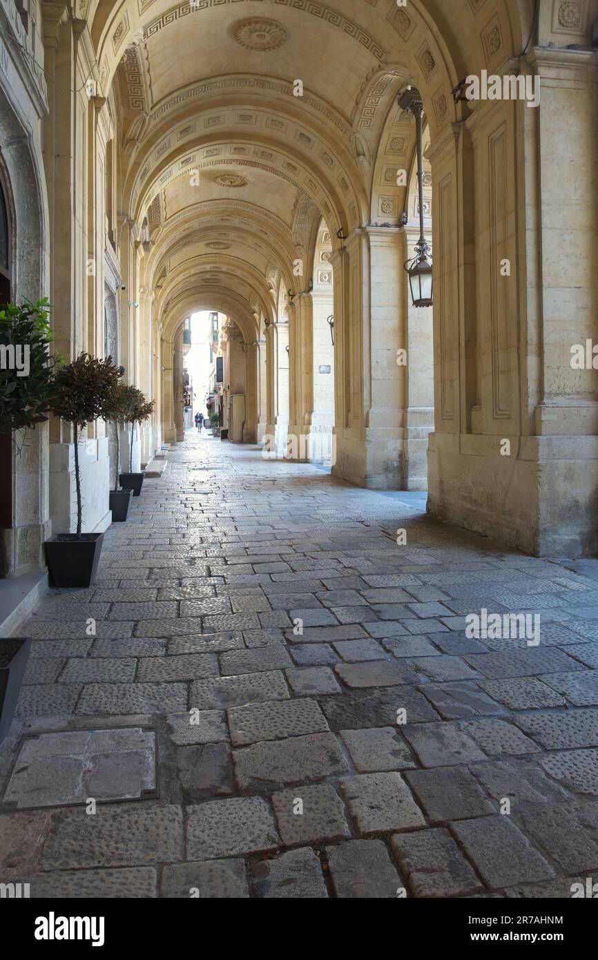 Arcade avec rue pavée à la Valette, Malte Banque D'Images