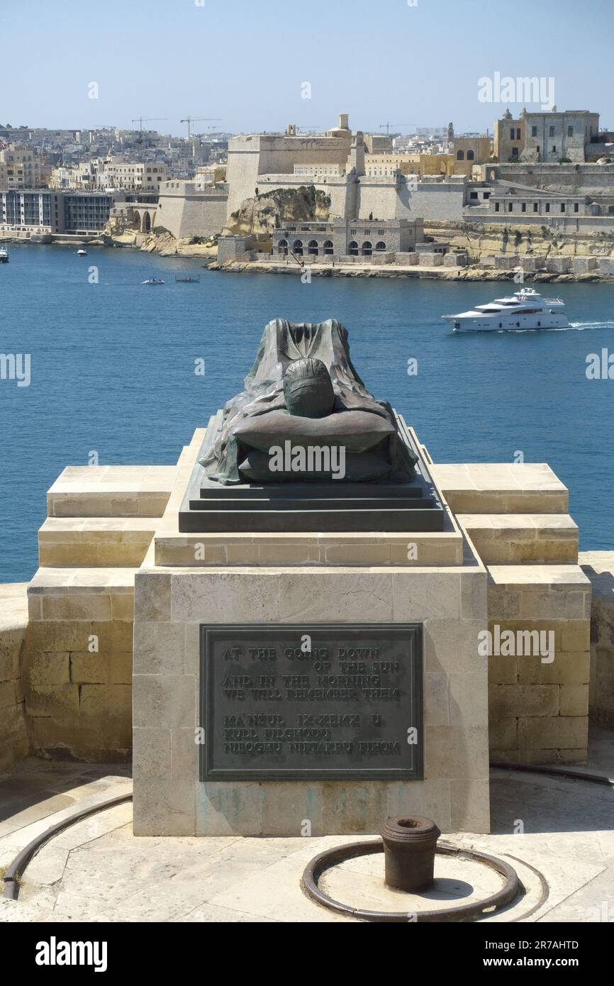 Le Siege Bell Memorial : statue de catafalque et de bronze dédiée au soldat inconnu de la Seconde Guerre mondiale au-dessus du Grand Port à la Valette, Malte Banque D'Images