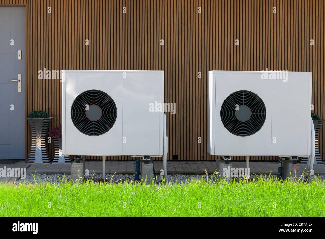 Concept d'énergie renouvelable avec pompes à chaleur à source d'air sur le front moderne de la maison. Banque D'Images