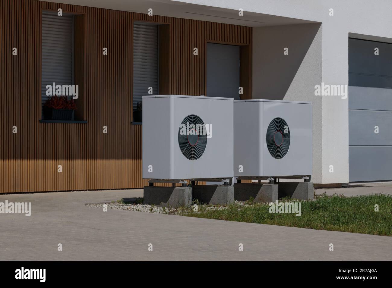 Façade de maison moderne avec pompes à chaleur à source d'air installées. Concept d'énergie renouvelable Banque D'Images