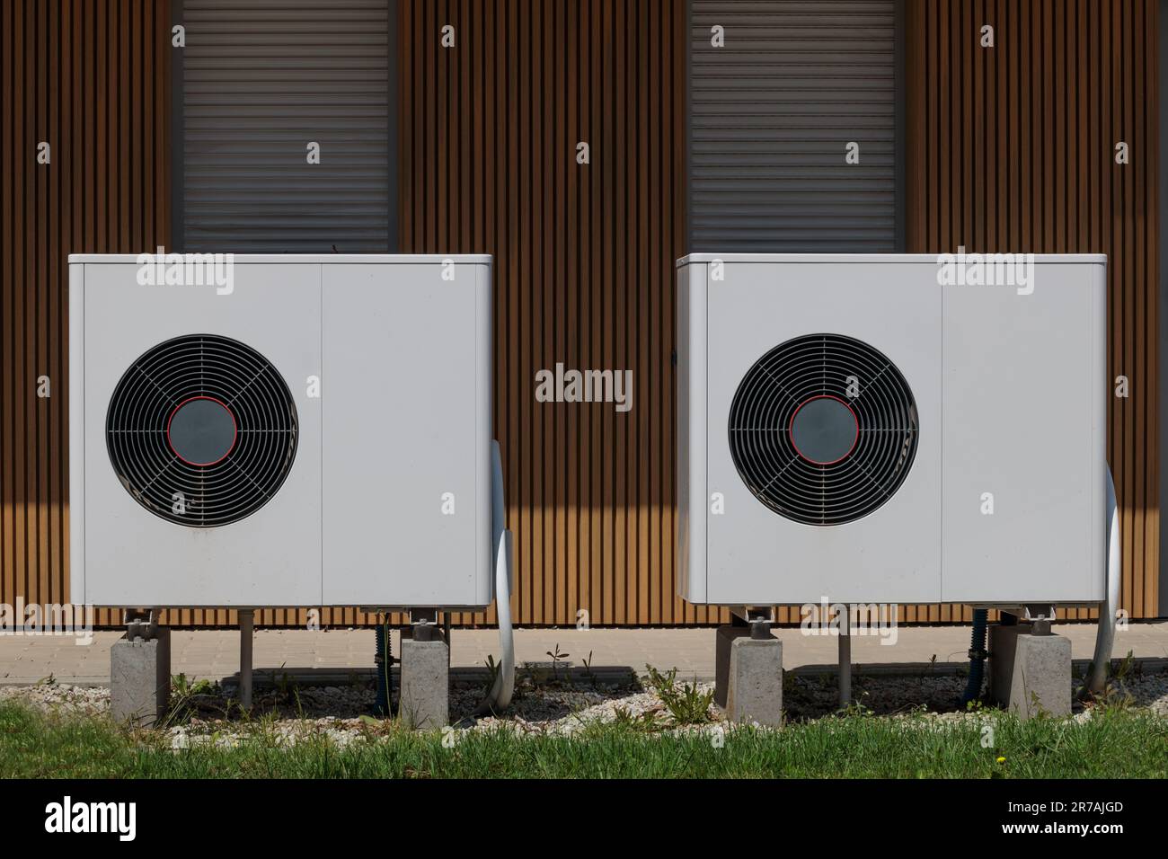 Maison moderne présentant l'énergie renouvelable avec des pompes à chaleur à air. Banque D'Images