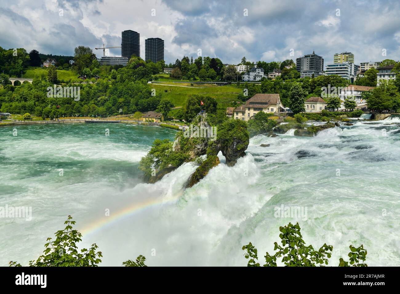 Vue sur les chutes du Rhin (Rheinfalls) la plus grande cascade d'Europe Banque D'Images