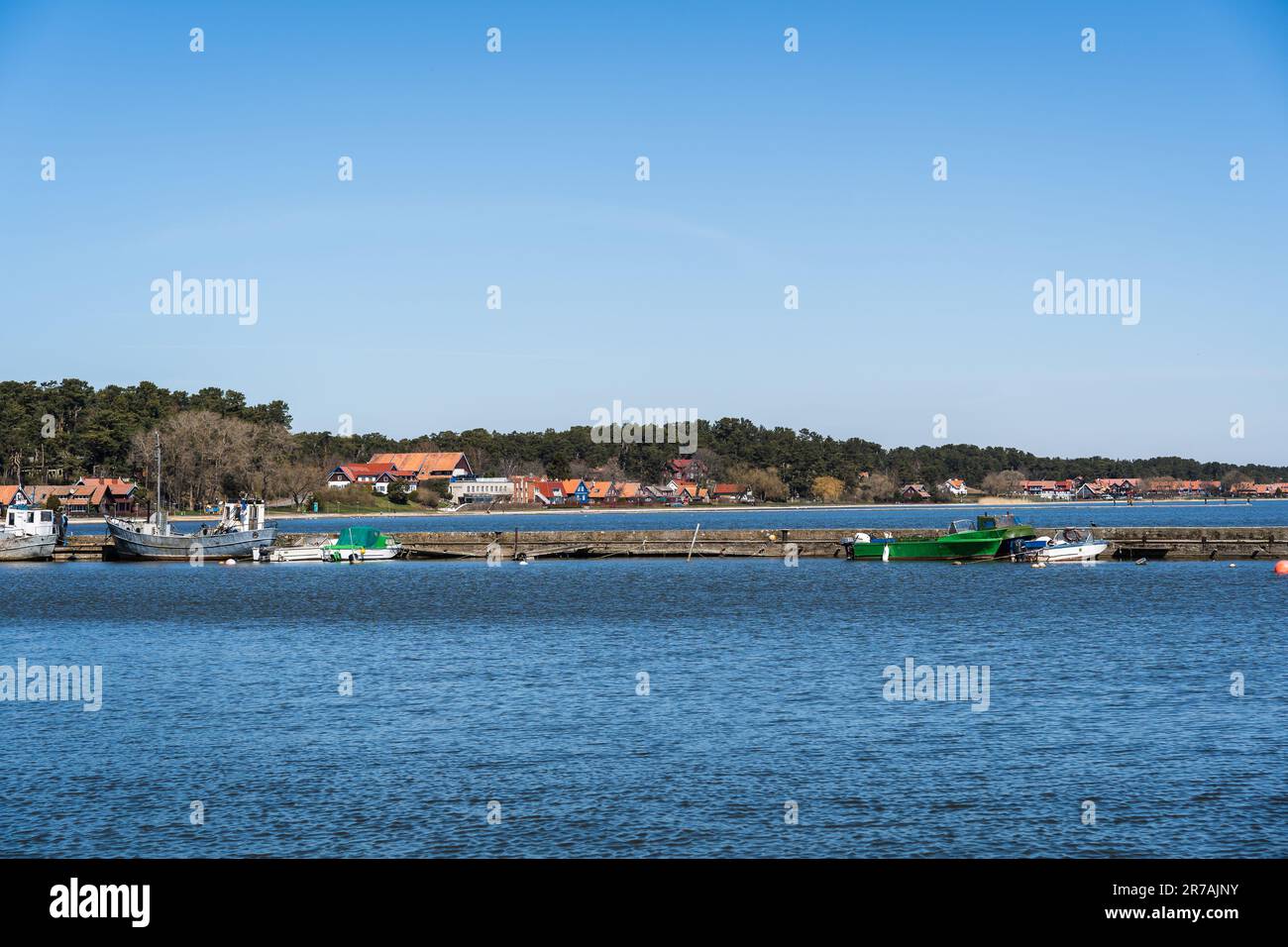 Quai à bateaux et vue sur la ville de Nida sur le Spit de Curonian, Neringa, Lituanie, la mer Baltique. Banque D'Images