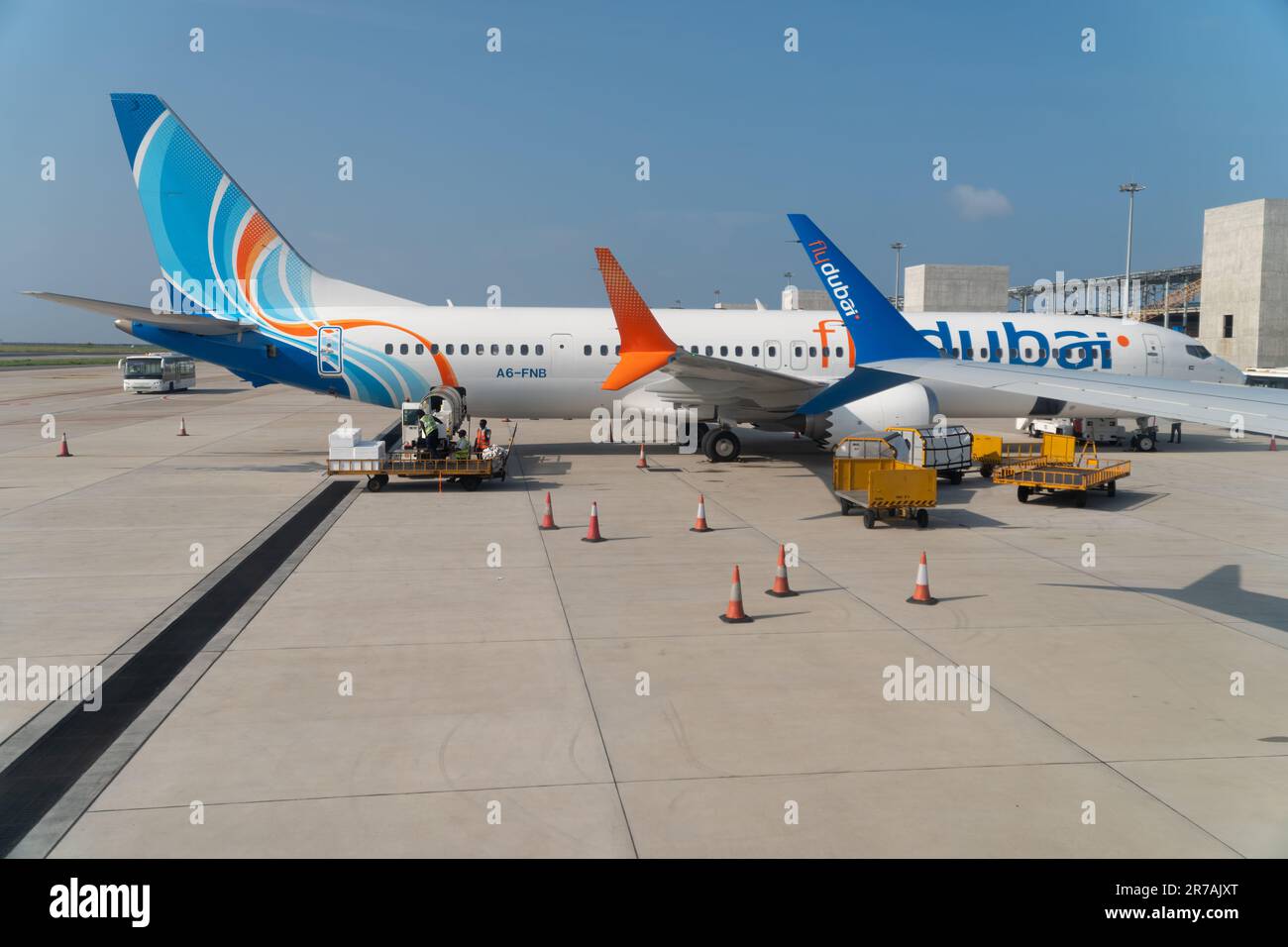 Hulhumale, Maldives - 8th mai 2022 : Un avion Fly Dubai Boeing 737 max stationné à la porte d'embarquement de l'aéroport international des Maldives. Banque D'Images