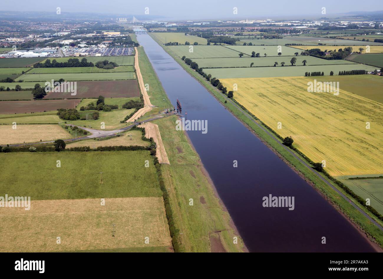 Vue aérienne de la rivière Dee depuis Sandycroft près de Hawarden, en regardant vers le nord-ouest vers Connahs Quay et l'estuaire de la Dee où elle atteint la mer d'Irlande Banque D'Images