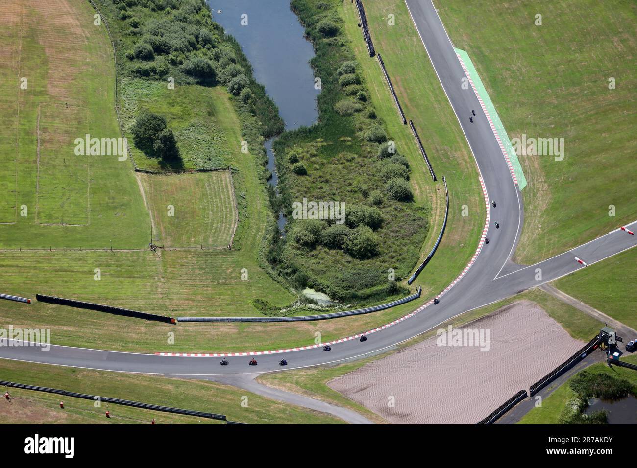Vue aérienne d'un coin du circuit Oulton Park à Cheshire avec 6 motos entrant dans une courbe serrée Banque D'Images