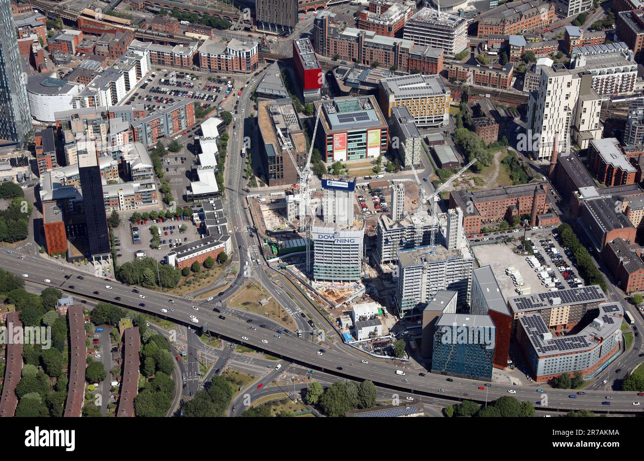Vue aérienne du côté sud du centre-ville de Manchester, où la rue Medlock court vers le nord sur la A57(M) Banque D'Images