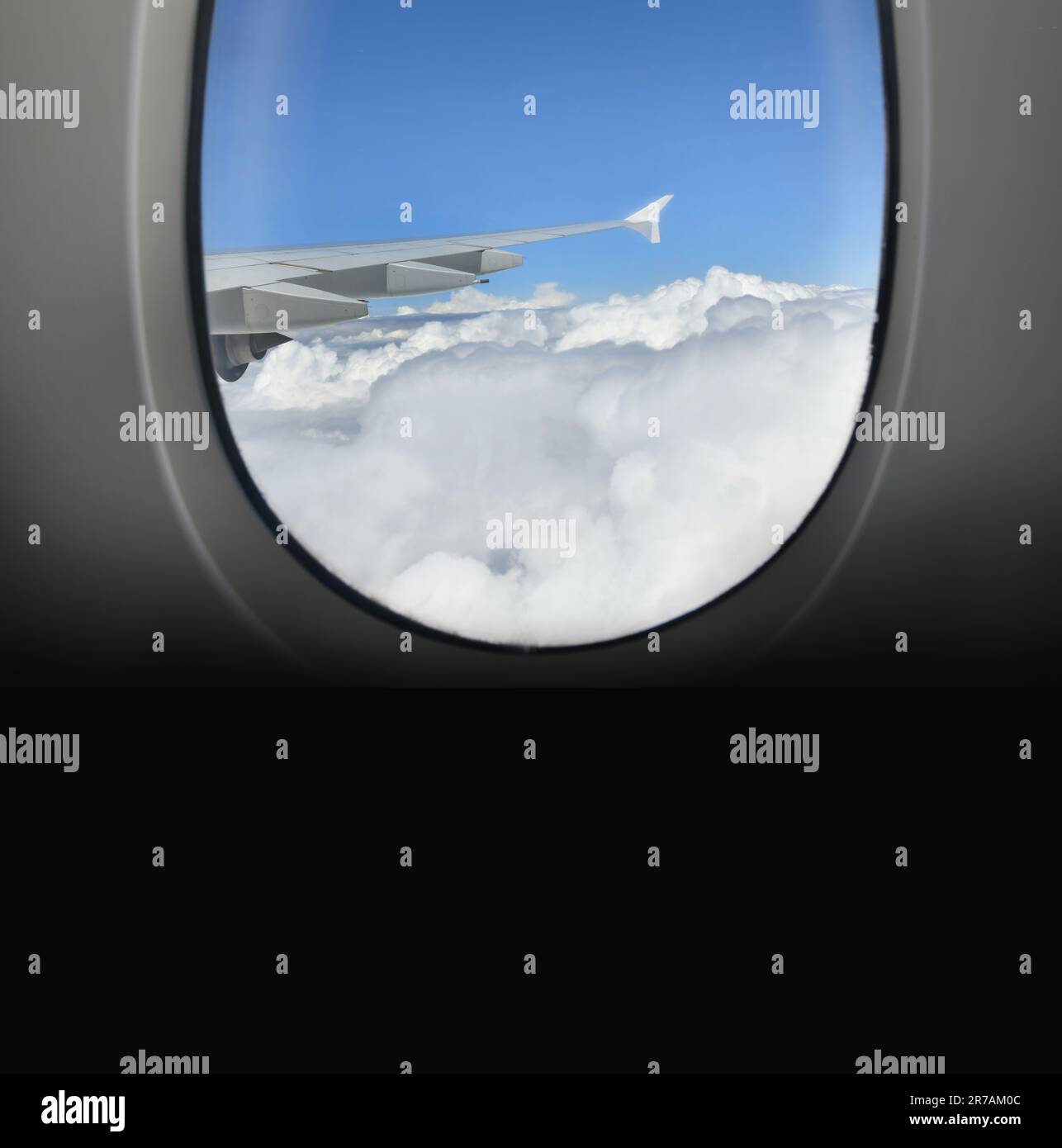Vue de fenêtre d'avion nuages et aile de plan,copier l'espace Banque D'Images