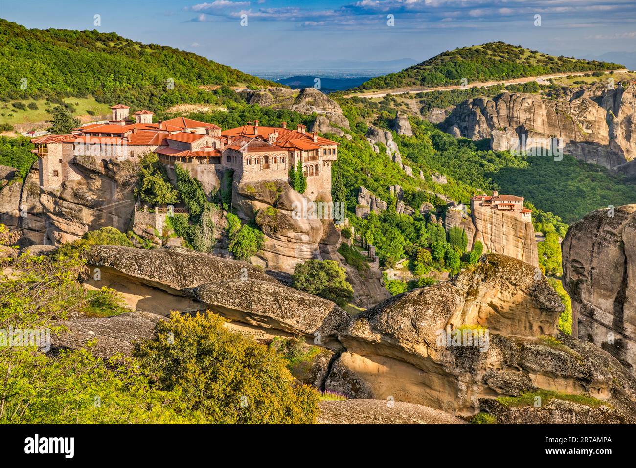 Moni Varlaam (monastère de Varlaam), Moni Agias Varvaras Rousanou (monastère de Roussanou) à distance, formations rocheuses de Meteora, région thessaly, Grèce Banque D'Images