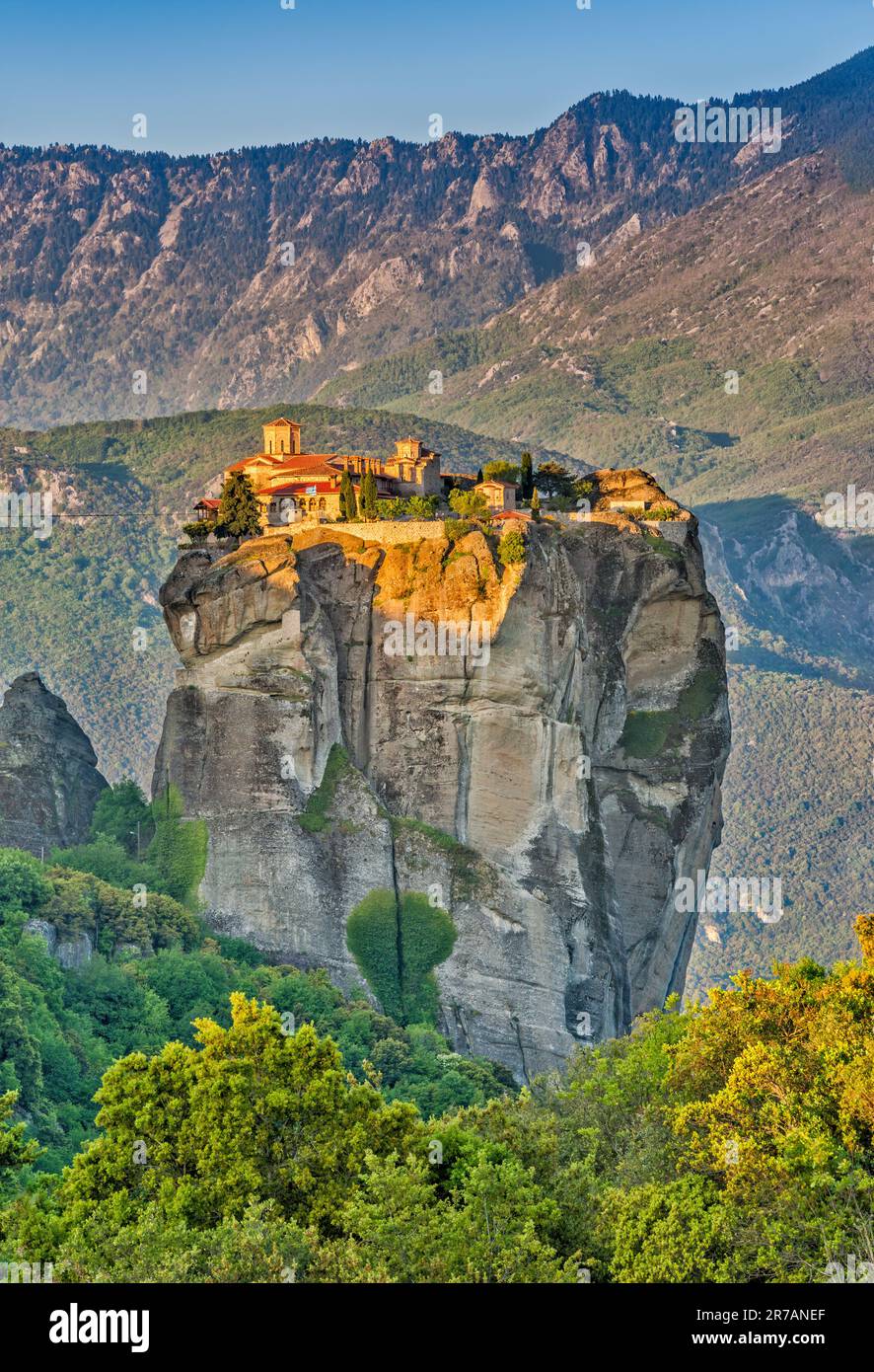 Moni Agios Triadas (Agia Triada, Monastère de la Sainte Trinité), lever du soleil, formations rocheuses de Meteora, région thessalie, Grèce Banque D'Images