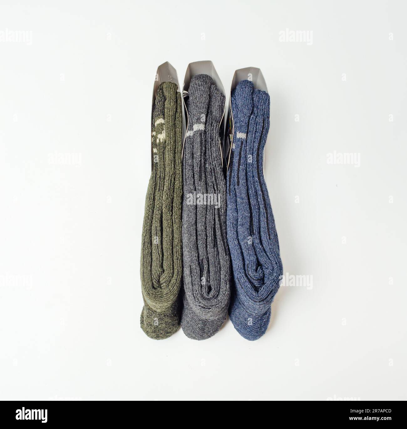 Un ensemble de chaussettes d'hiver chaudes et colorées pour les activités de plein air Banque D'Images