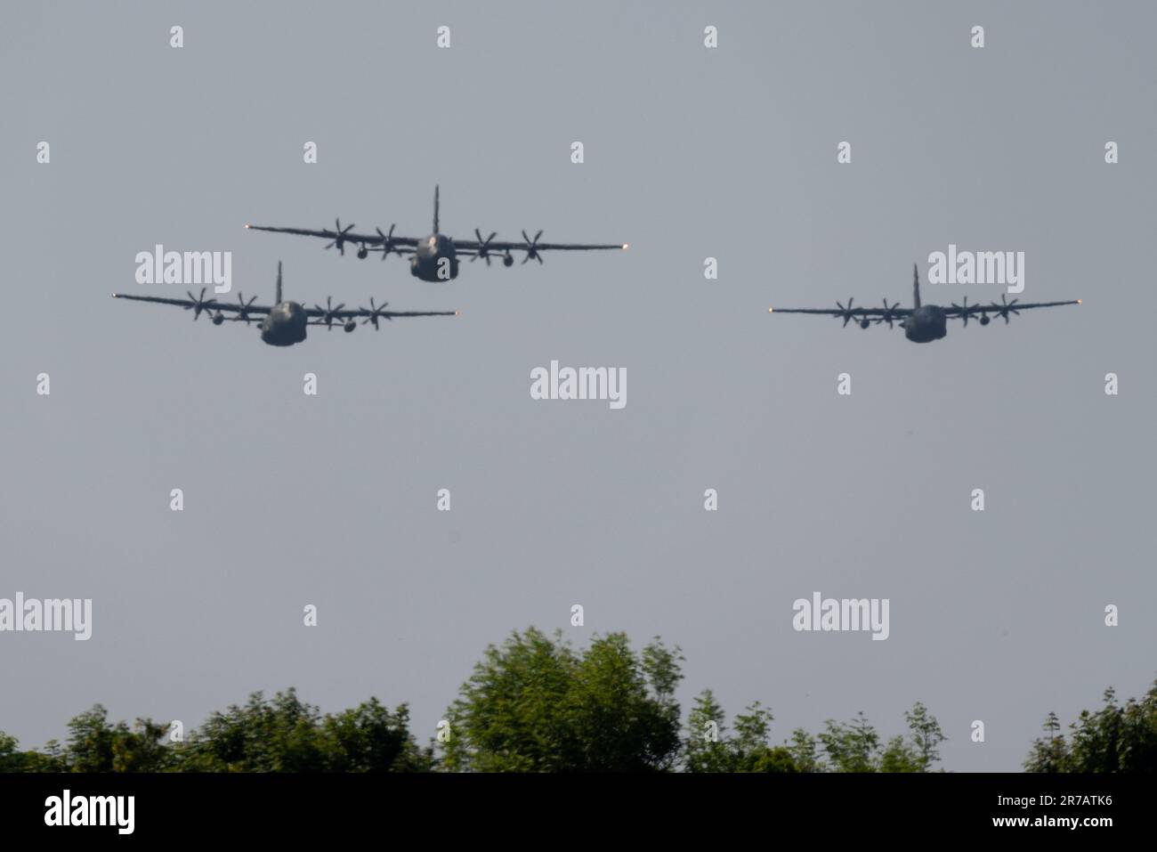 RAF Mildenhall, Suffolk, Royaume-Uni. 14th juin 2023. La RAF retire ses avions de transport Lockheed C-130 Hercules à la fin du mois de juin et a organisé un flotte de 3 avions pour passer par divers endroits liés à son histoire. Les transports du C-130 sont entrés dans le service de la RAF en 1966 et divers modèles ont été un cheval de travail pour les escadrons de la RAF dans des actions partout dans le monde depuis, y compris des opérations de maintien de la paix et des opérations humanitaires – comme les évacuations du Soudan en mai. Le fluypast des variants C-130J passa bas au-dessus de RAF Mildenhall en formation lâche dans la brume chaude Banque D'Images