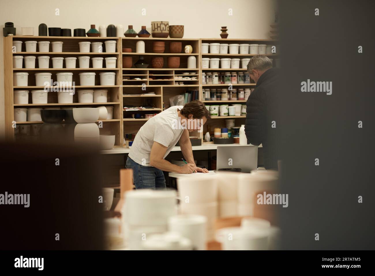 Les concepteurs de céramique travaillent ensemble à une table de studio Banque D'Images