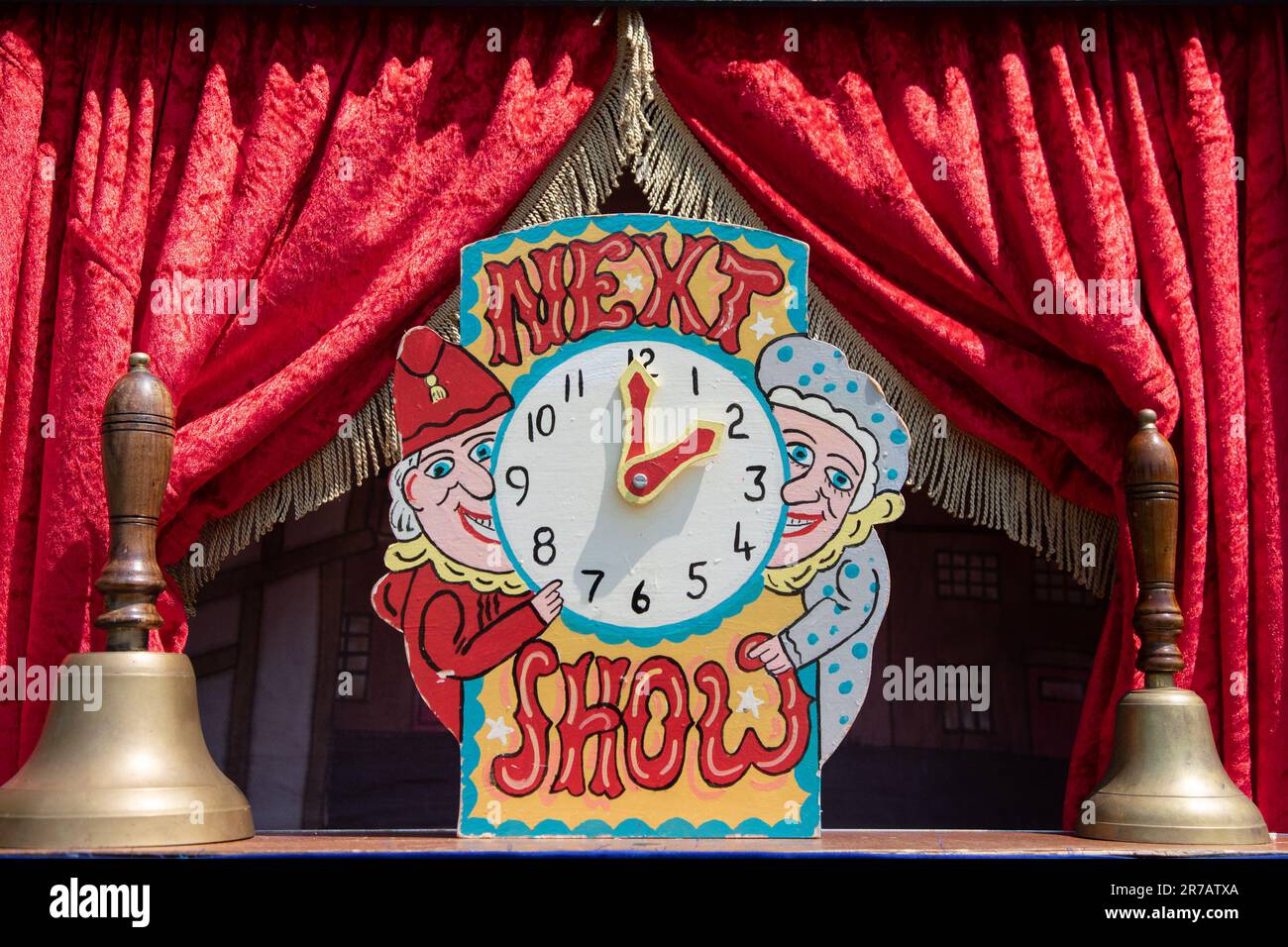 Une horloge pour annoncer le prochain spectacle Punch & Judy Banque D'Images