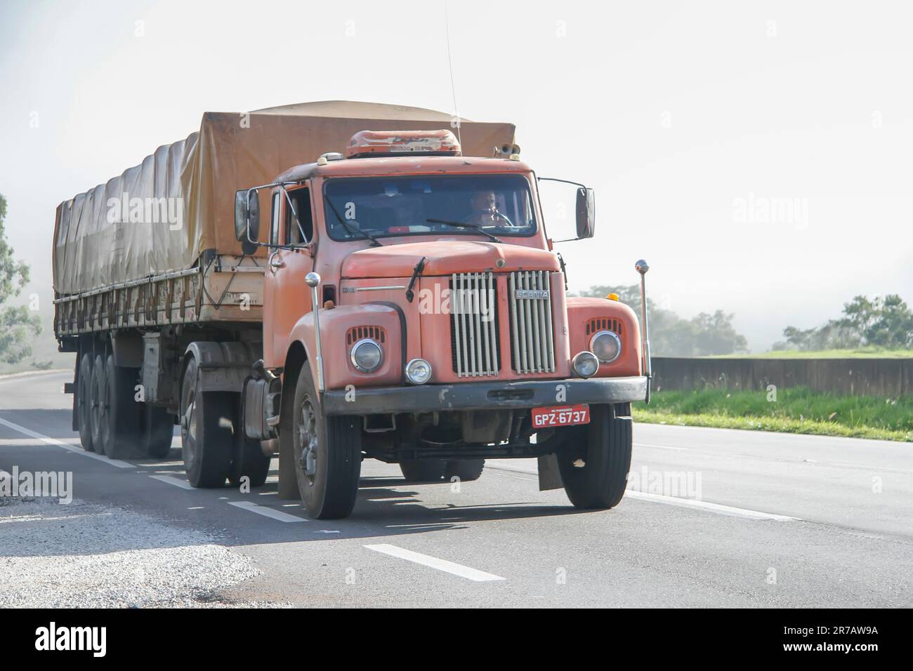 Minas Gerais, Brésil - 27 février 2015 : trafic de camions de l'ancien Scania sur Rodovia Fernão Dias, BR 381 Banque D'Images