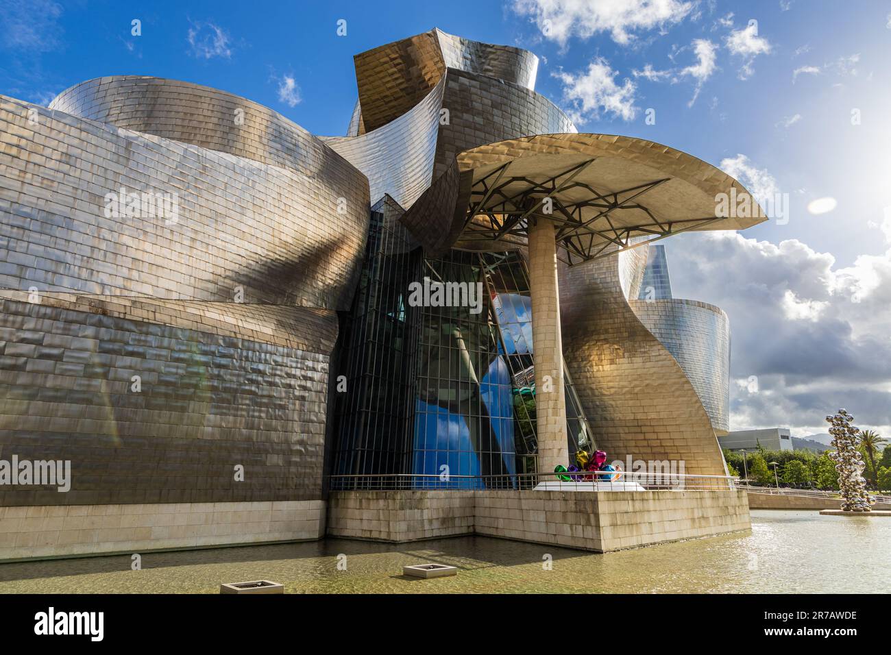 Extérieur du musée Guggenheim composition hypnotisante de formes métalliques angulaires et courbes, avec panneaux en titane reflétant la lumière. Bilbao, basque Banque D'Images