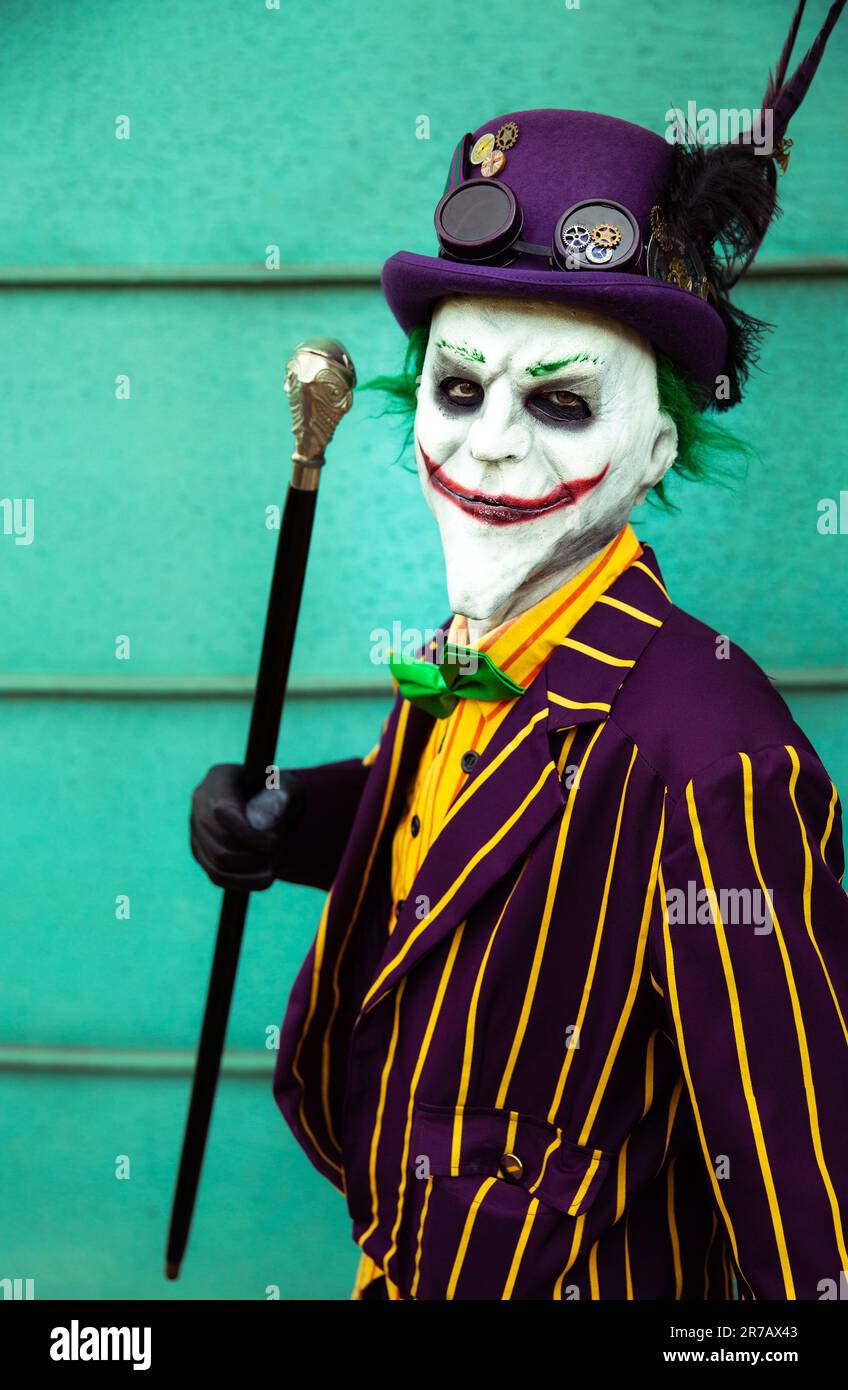 HARROGATE, ROYAUME-UNI - 3 JUIN 2023. Un cojoueur masculin habillé comme le joker des films batman avec masque Banque D'Images