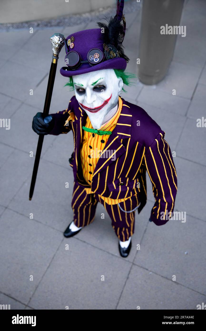 HARROGATE, ROYAUME-UNI - 3 JUIN 2023. Un cojoueur masculin habillé comme le joker des films batman avec masque Banque D'Images