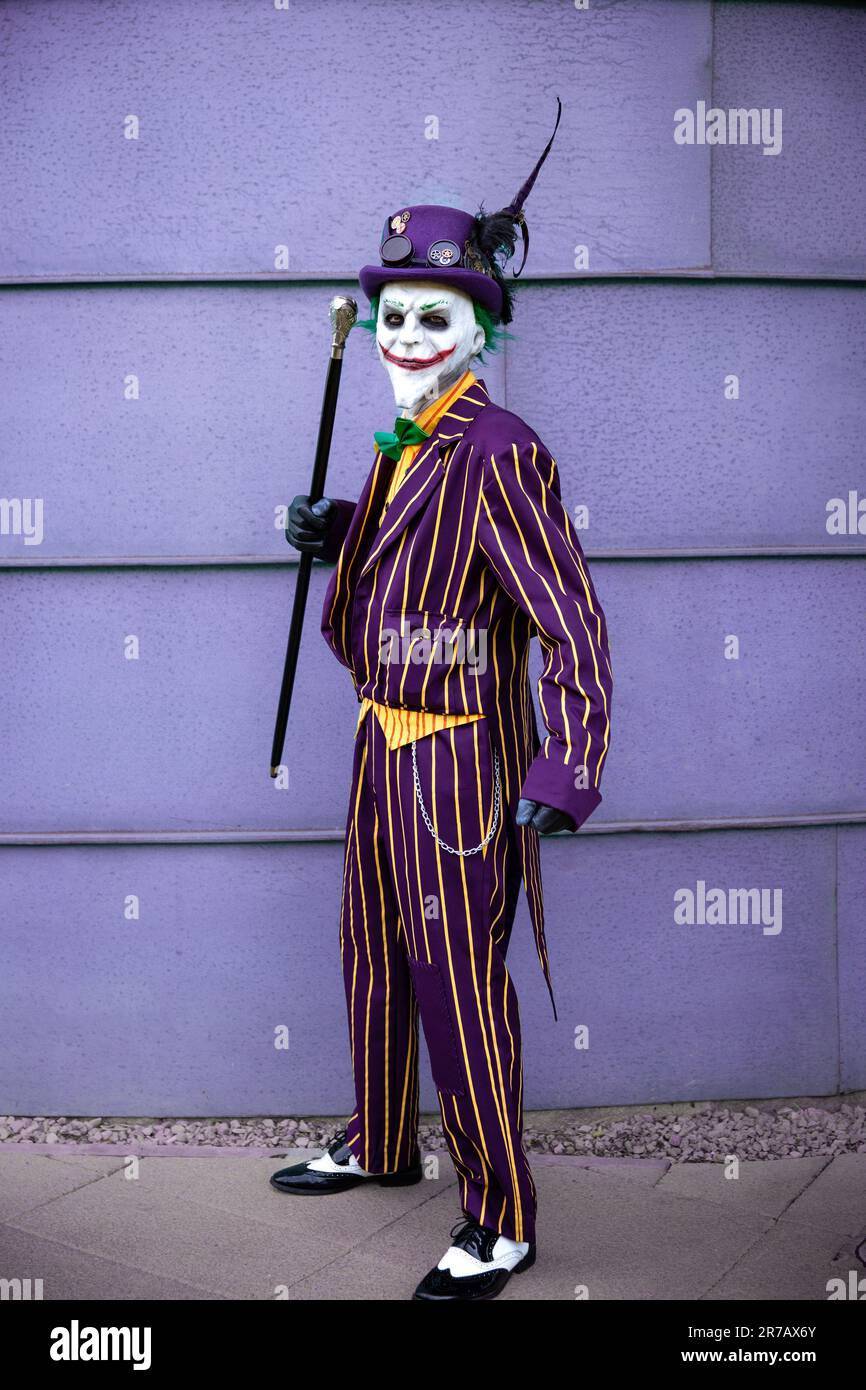 HARROGATE, ROYAUME-UNI - 3 JUIN 2023. Un cojoueur masculin habillé comme le joker des films batman avec masque Banque D'Images