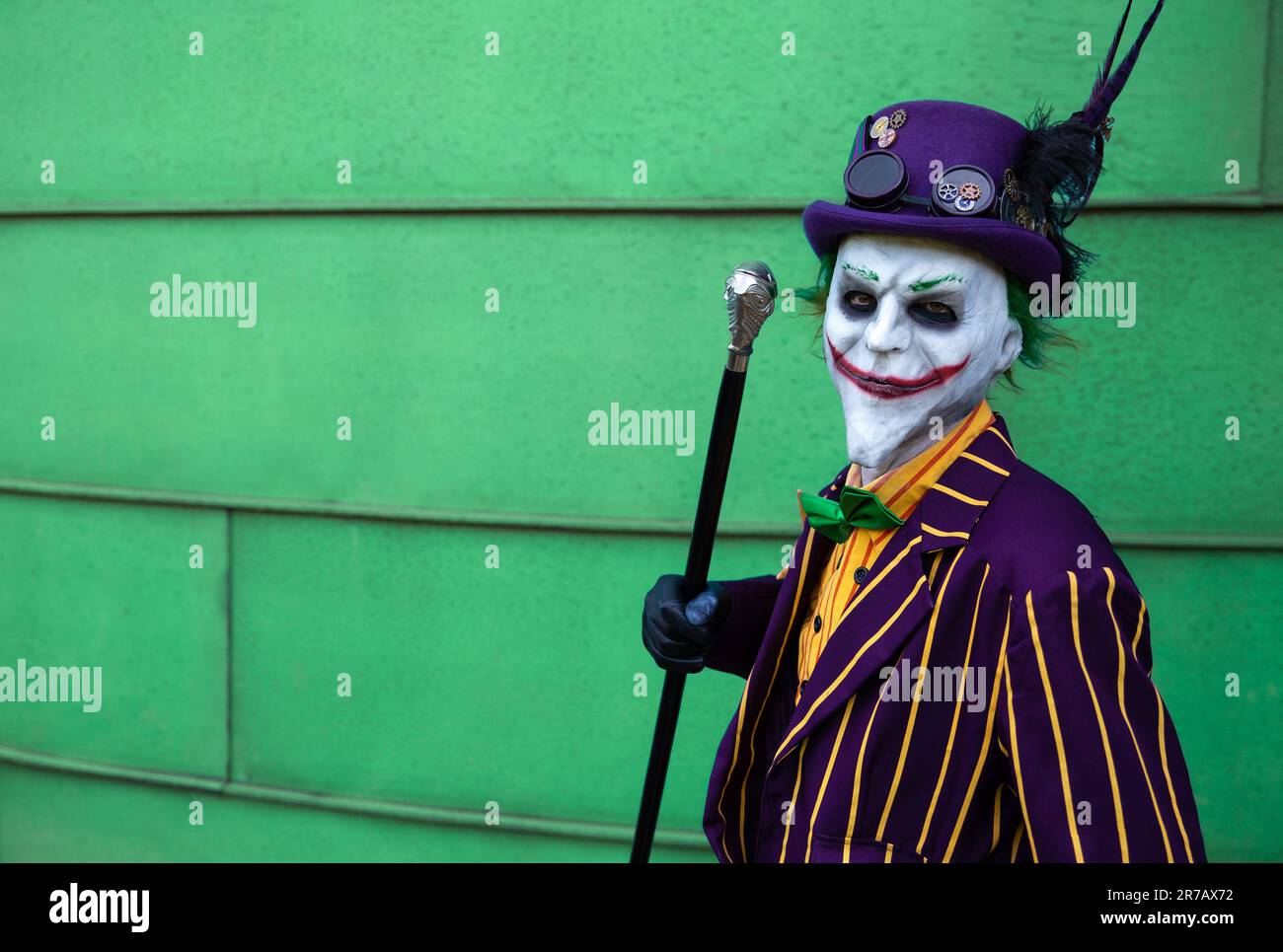HARROGATE, ROYAUME-UNI - 3 JUIN 2023. Un cojoueur masculin habillé comme le joker des films batman avec masque Banque D'Images