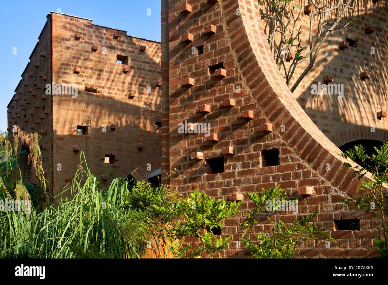 Vue l'après-midi. Ruines sous-tériennes, Kaggalipura, Bangalore, Inde. Architecte : un seuil Architectes, 2023. Banque D'Images