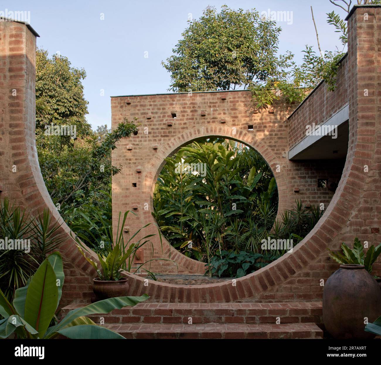 Vue de l'après-midi par les arches. Ruines sous-tériennes, Kaggalipura, Bangalore, Inde. Architecte : un seuil Architectes, 2023. Banque D'Images