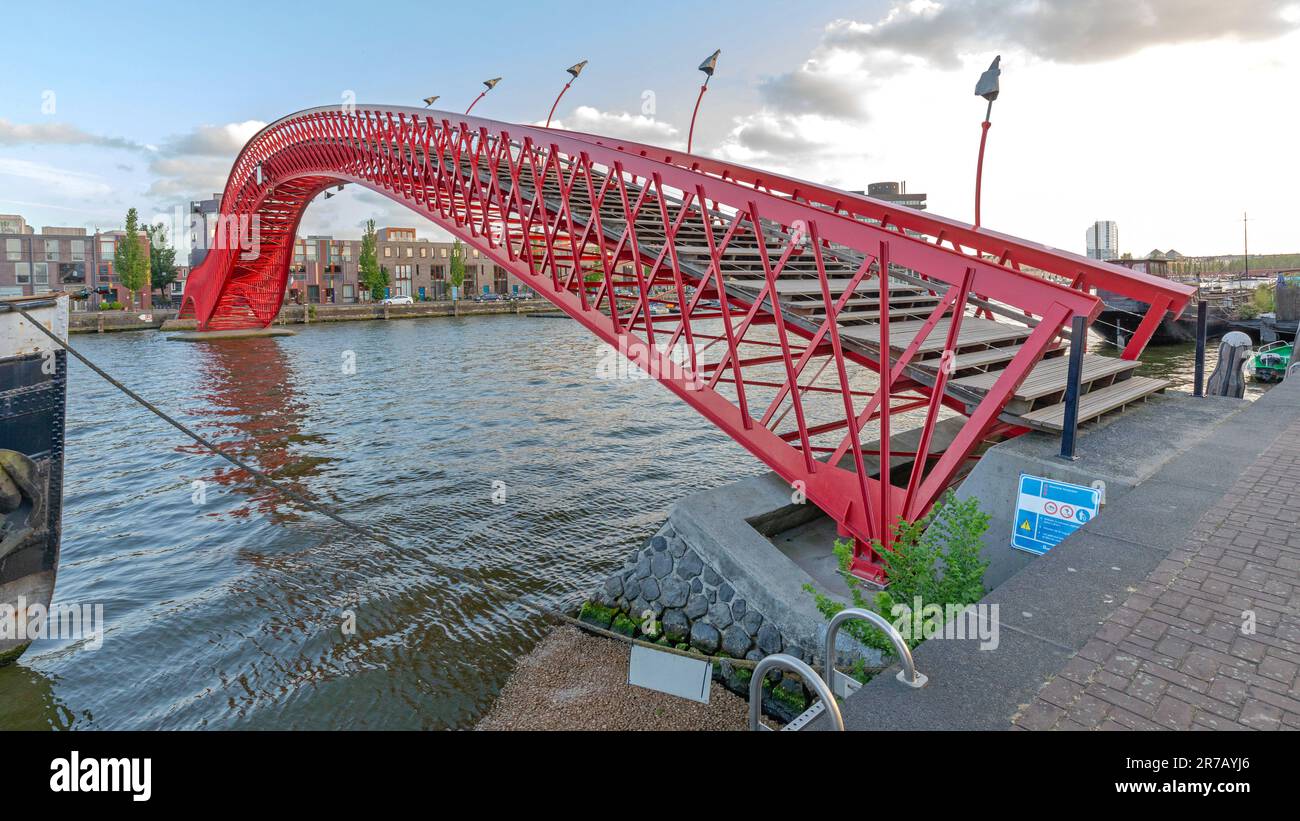 Amsterdam, pays-Bas - 17 mai 2018: Pont rouge Pythonbrug au-dessus du canal dans la capitale est. Banque D'Images