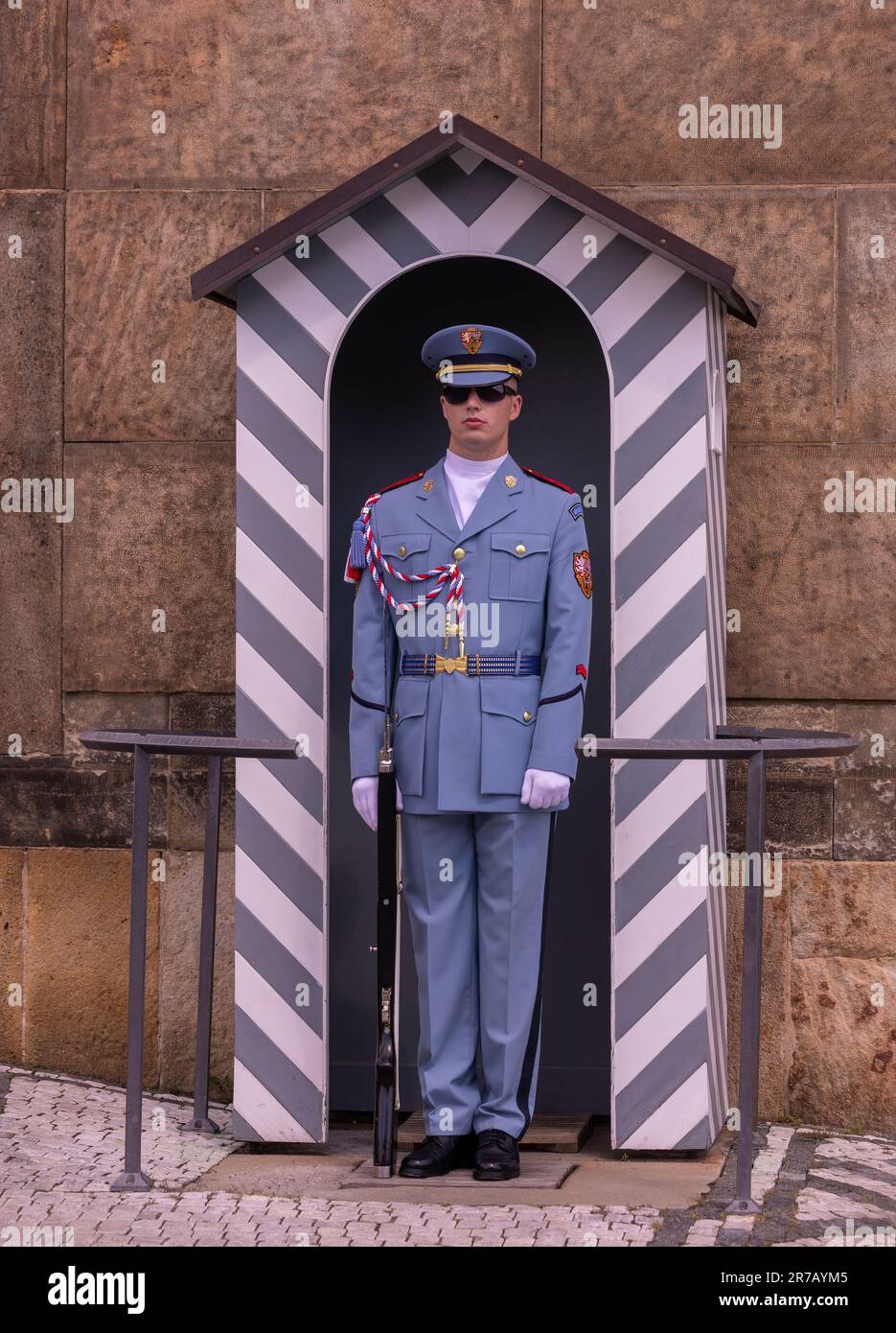 HRADCANY, PRAGUE, RÉPUBLIQUE TCHÈQUE, EUROPE - la Garde du Château de Prague dans la boîte de sentry à la porte occidentale au Château de Prague, place Hradcany. Banque D'Images