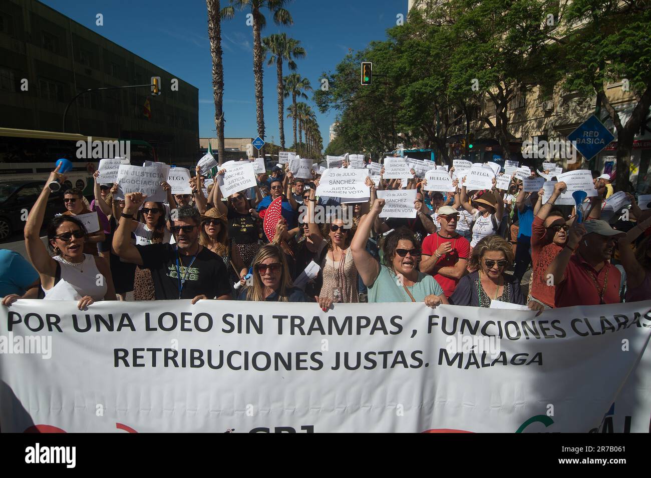 Les manifestants tiennent une bannière et des pancartes exprimant leur opinion pendant la manifestation. Des dizaines de manifestants demandent au gouvernement espagnol et au ministère de la Justice d'améliorer leurs conditions de travail et de salaire et exigent également d'être traités équitablement, comme les juges, les procureurs et les avocats. Au cours des dix dernières semaines, plusieurs rassemblements et manifestations ont été organisés par le personnel de l'administration de la justice à Malaga. (Photo de Jesus Merida / SOPA Images / Sipa USA) Banque D'Images