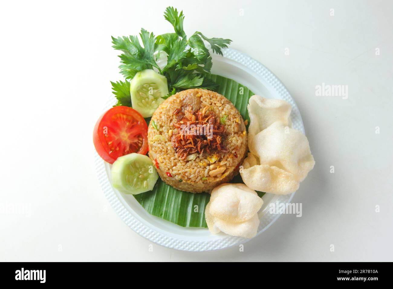 Riz frit avec tranche de poulet, boulette de viande, œuf, riz frit Chili.épicé avec crevettes crisp.delicious photographie de nourriture.Indonesian culinaire.fond blanc Banque D'Images
