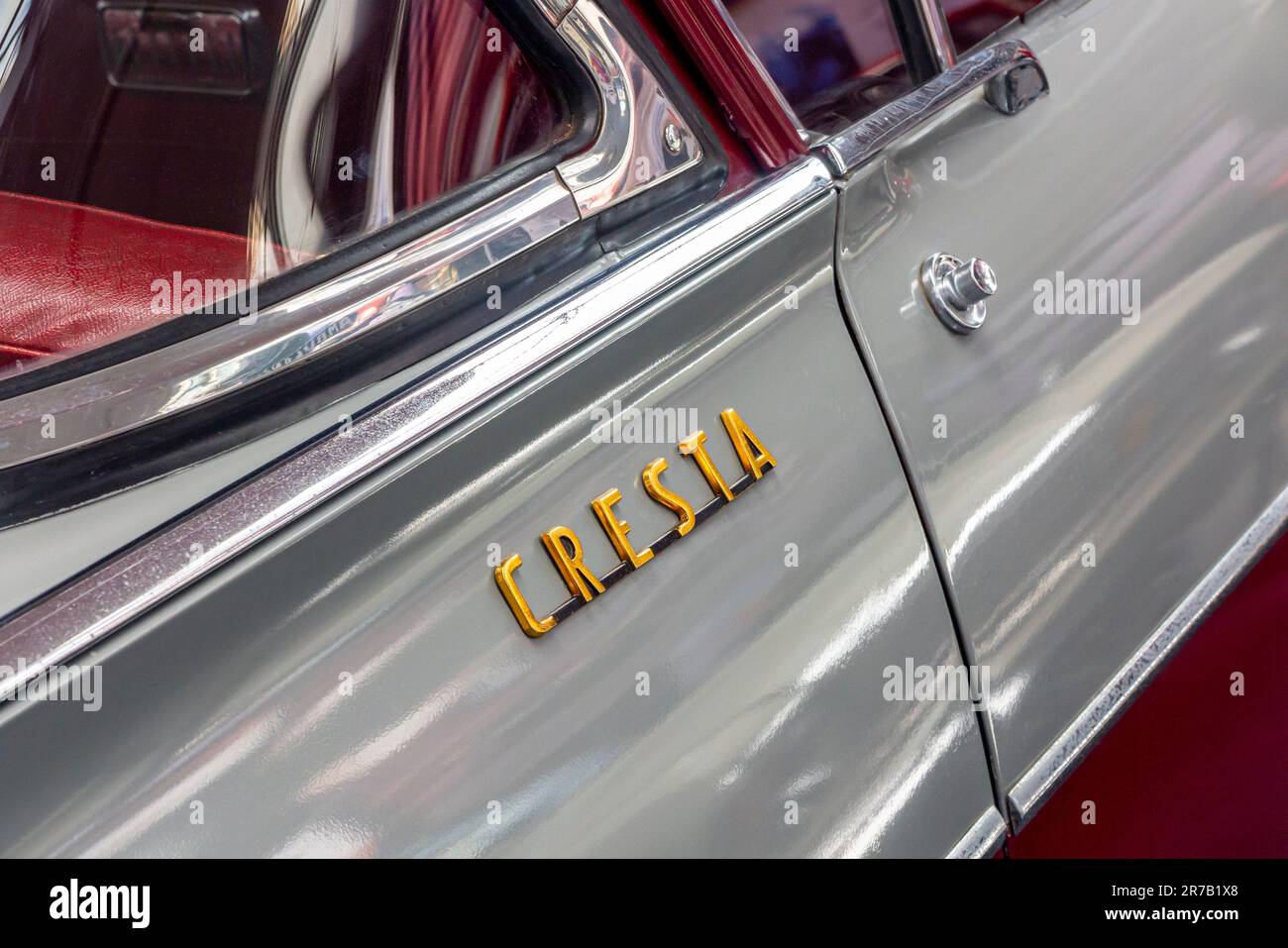 Détail de peinture bicolore, lunette arrière et badge nominatif sur une Vauxhall Cresta PA une berline britannique construite entre 1957 et 1962 Banque D'Images