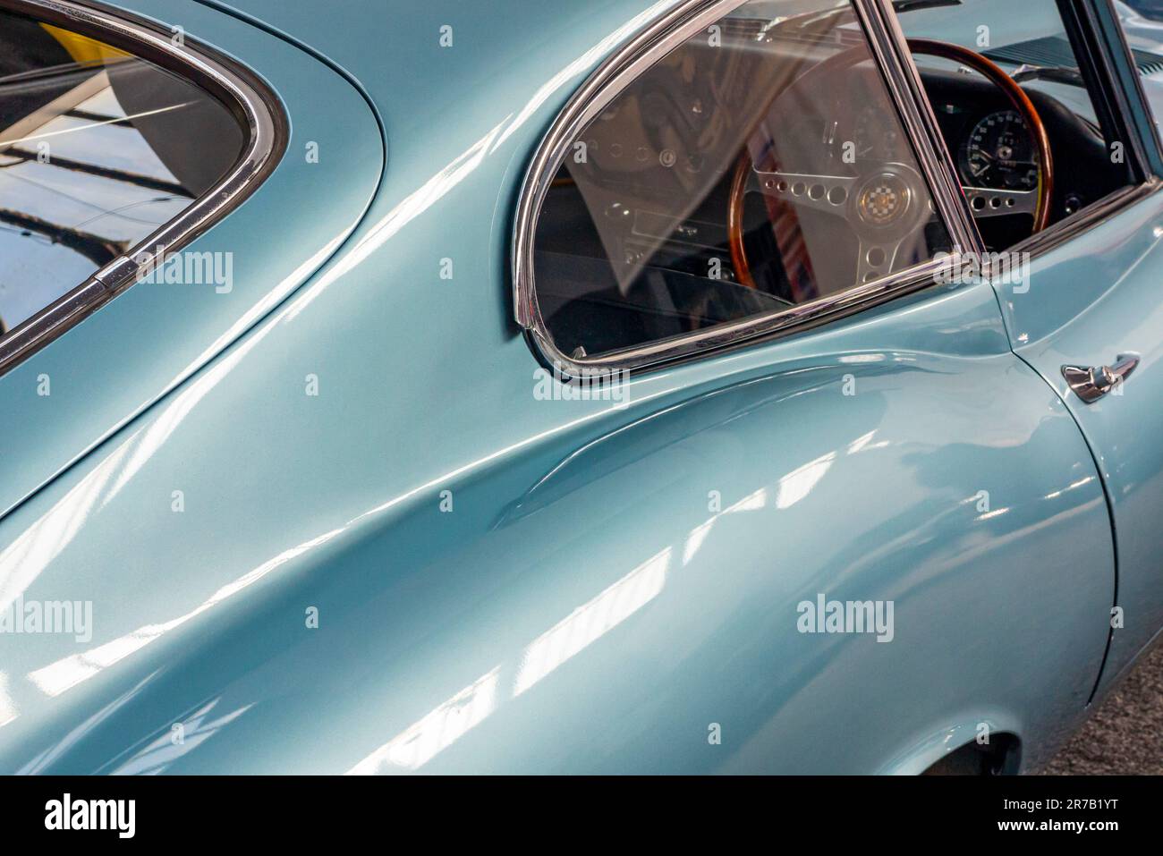 Détail de la E Type Jaguar coupé voiture de sport britannique construite entre 1961 et 1974 et conçue par Malcolm Sayer. Banque D'Images