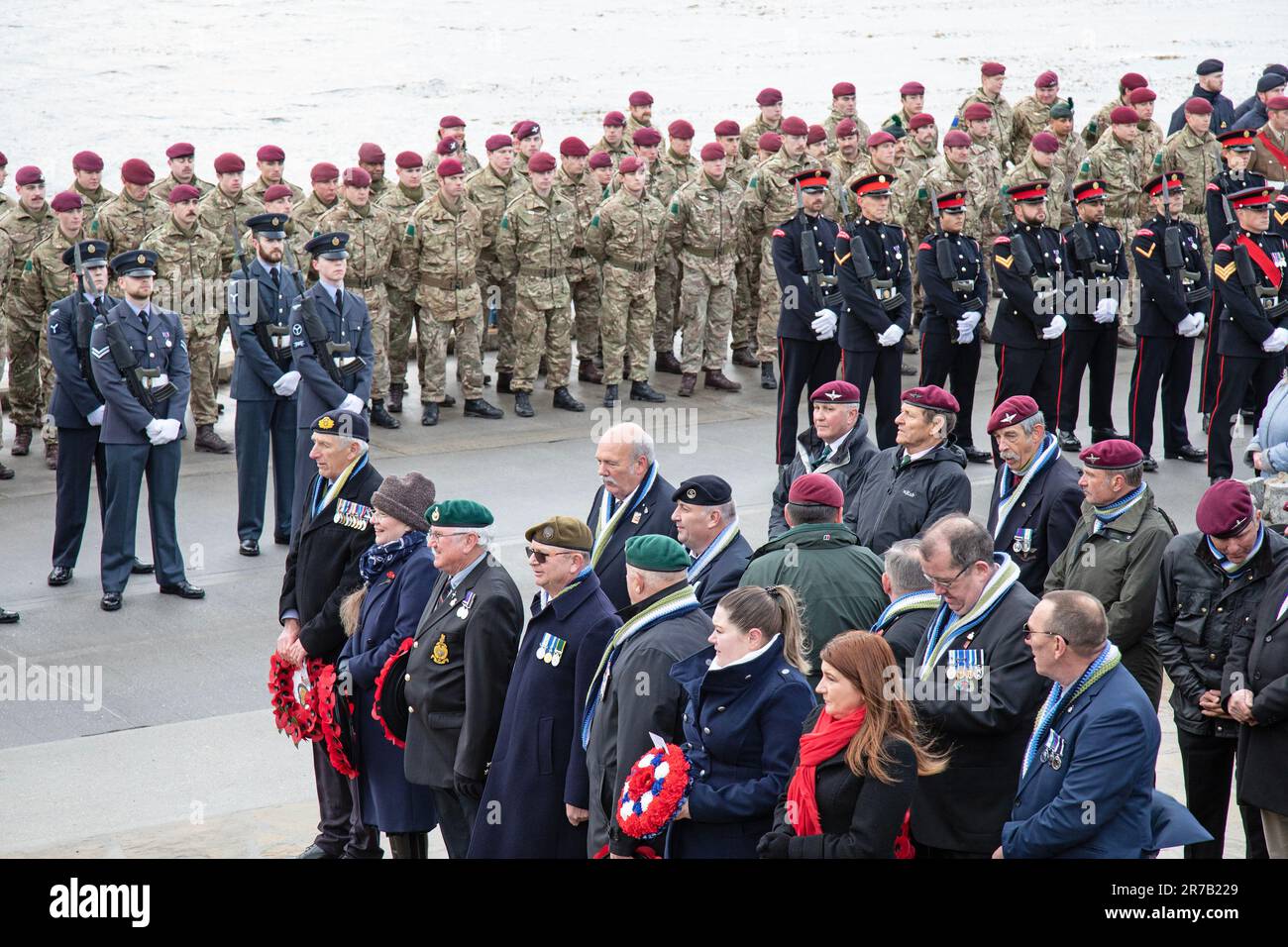 14th juin 2023. Le 14th juin 1982, les forces britanniques ont marché vers Stanley dans les îles Falkland, libérant la ville de l'invasion des forces argentines, mettant ainsi fin à la guerre des Malouines de 74 jours. Cette date, le 14th juin, est célébrée chaque année dans les îles Falkland, par un jour de célébration, et un jour de remerciement. C'est aussi un jour férié. Ici. Les membres des forces armées en conflit sont debout tandis que les anciens combattants du conflit attendent le service des remerciements. Crédit : Rob carter/Alay Live News Banque D'Images