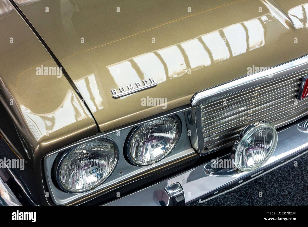 Détail des phares jumelés et de la calandre sur une Mark 3 Humber Sceptre voiture britannique fabriquée par le groupe Rootes de 1967 à 1976. Banque D'Images