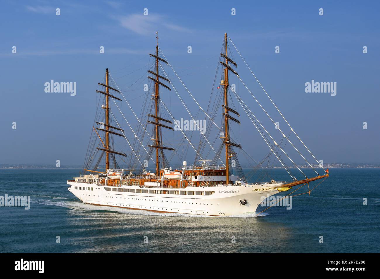 Sea Cloud Spirit est un bateau de croisière à trois mâts exploité par Sea Cloud Cruises. Elle est actuellement le plus grand bateau à voile au monde. Banque D'Images