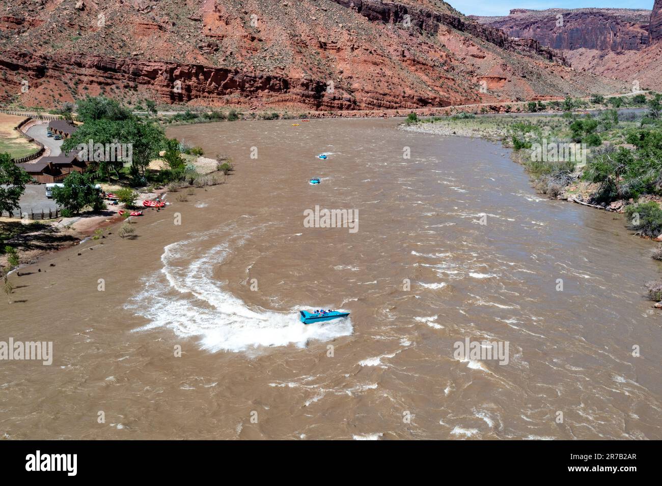 Touristes lors d'une excursion en jet boat à White's Rapid sur le fleuve Colorado en haute mer. Moab, Utah. Banque D'Images