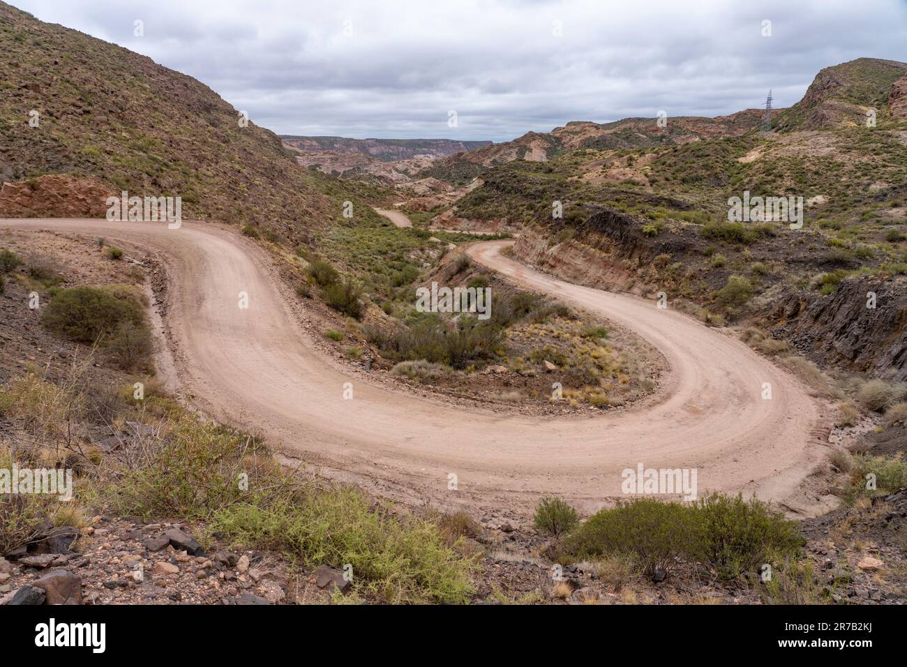 La route sinueuse de terre à travers Atuel Canyon près de San Rafael, province de Mendoza, Argentine. Banque D'Images