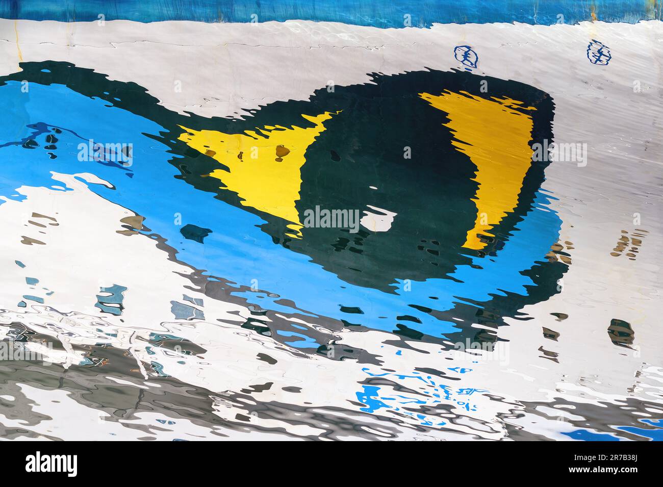 Un reflet du logo de l'œil utilisé par Aida Cruises sur leurs navires de croisière. Banque D'Images