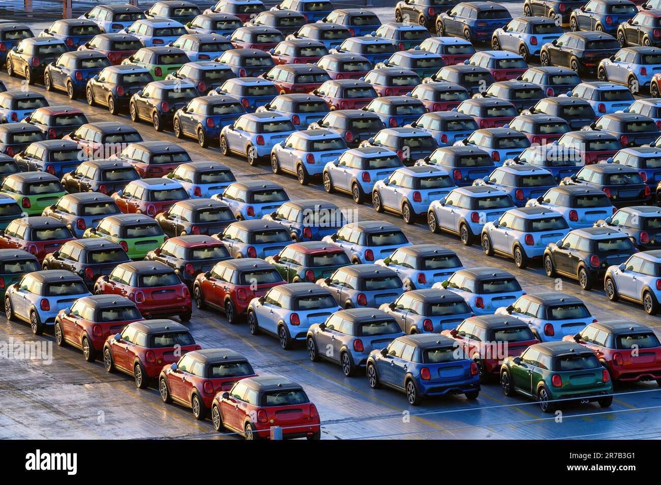 Mini voitures alignées pour l'exportation sur le quai du port de Southampton. Banque D'Images