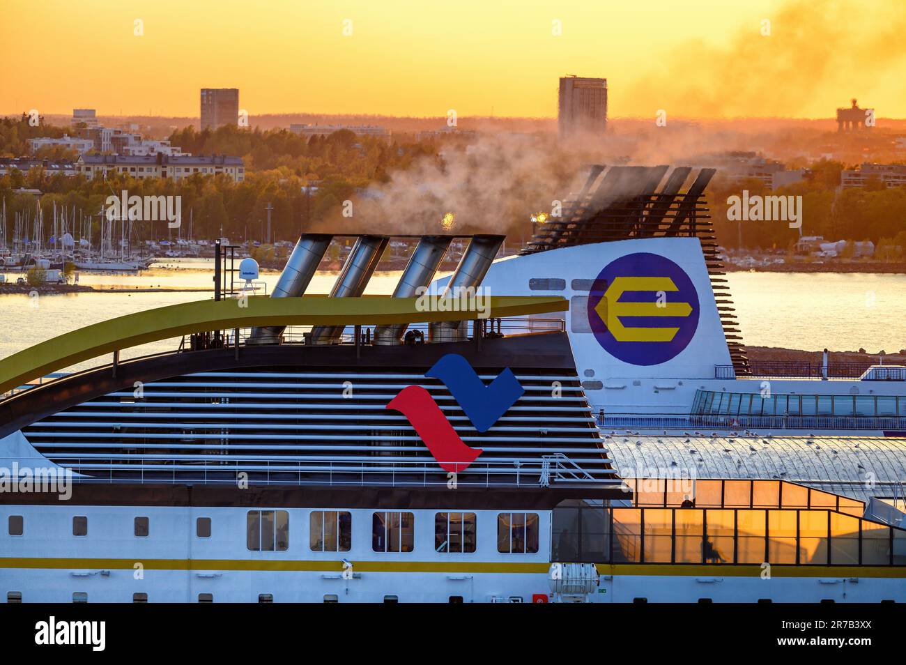 Vue sur le coucher du soleil d'une paire de traversiers à l'aide de l'entonnoir d'échappement du terminal ouest d'Helsinki. Banque D'Images
