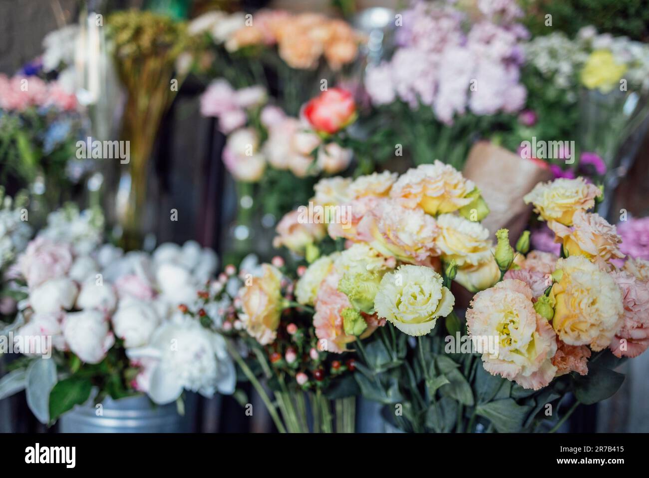 Vitrine d'un fleuriste avec grand assortiment de style rétro. Les fleurs sont dans des seaux en métal et des vases en verre. De magnifiques bouquets contre le backgroun Banque D'Images