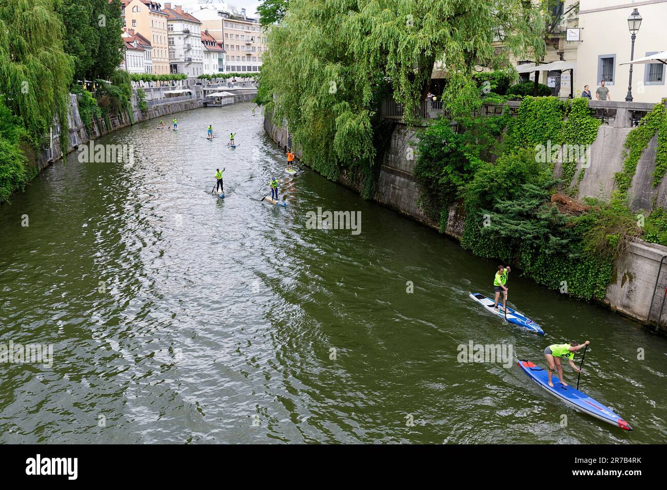 SUP, compétition de stand up paddle sur la rivière Ljubljanica, dans la belle vieille partie de Ljubljana, la capitale de la Slovénie, en Europe Banque D'Images